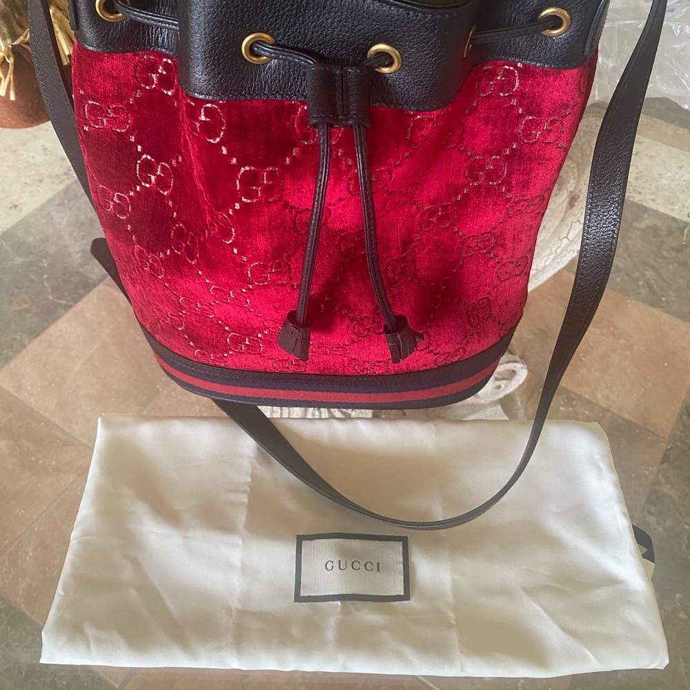 ❤️❤️”GUCCI RED VELVET BUCKET BAG”❤️❤️ - Picture 9 of 9